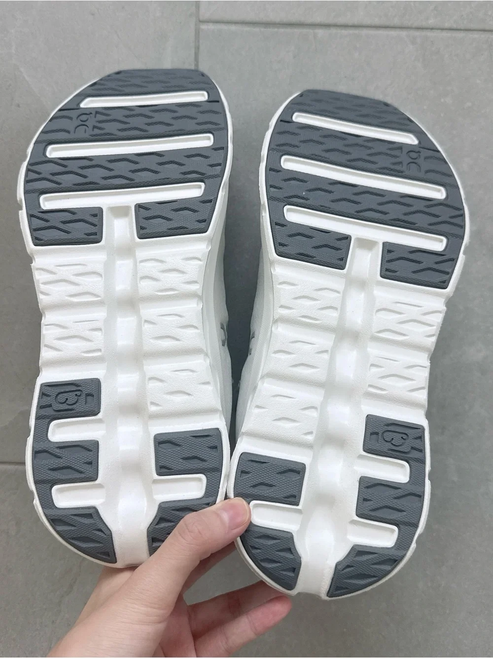 NIB ON CLOUDTILT SNEAKERS Arctic / Ice